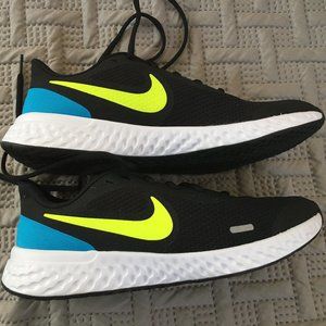NIB Unisex Nike Revolution 5GS, Size 7 Y
